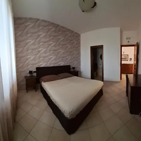 לינה וארוחת בוקר Mariposa 3*